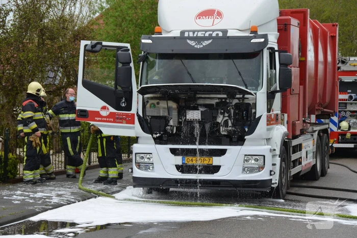 Vuilniswagen vat vlam bij legen van containers
