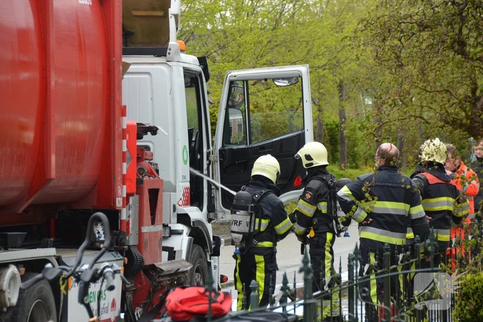 Vuilniswagen vat vlam bij legen van containers