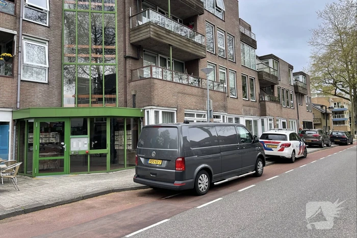Politie en recherche doen onderzoek in appartement