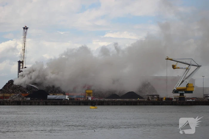 Brand in schroothoop Wilhelminahaven