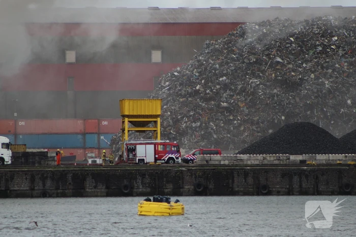 Brand in schroothoop Wilhelminahaven