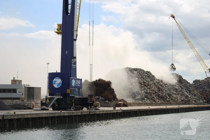 Brand in schroothoop Wilhelminahaven