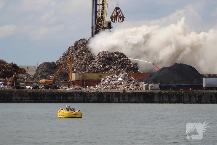 Brand in schroothoop Wilhelminahaven