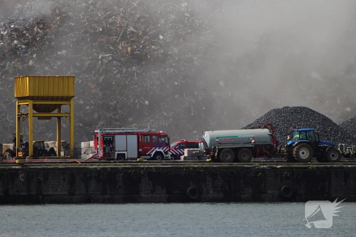 Brand in schroothoop Wilhelminahaven