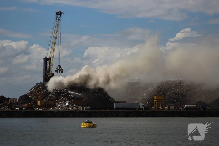 Brand in schroothoop Wilhelminahaven
