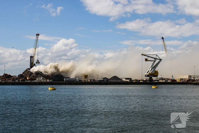 Brand in schroothoop Wilhelminahaven