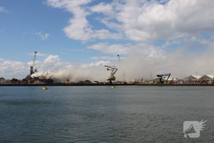 Brand in schroothoop Wilhelminahaven