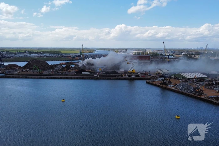 Brand in schroothoop Wilhelminahaven