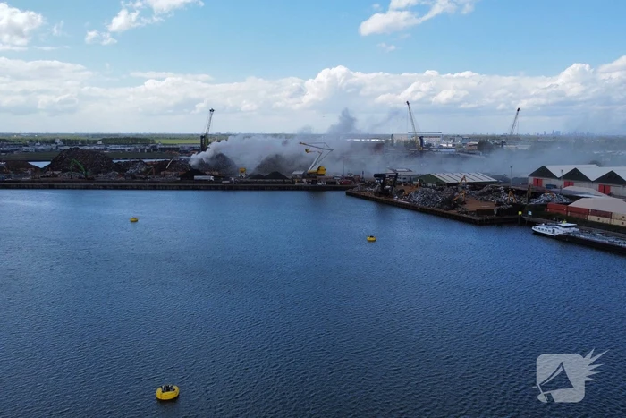 Brand in schroothoop Wilhelminahaven