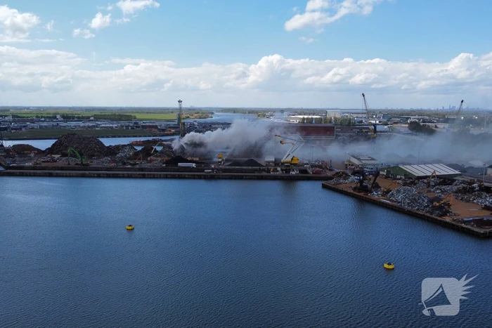 Brand in schroothoop Wilhelminahaven