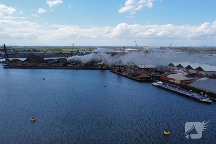 Brand in schroothoop Wilhelminahaven