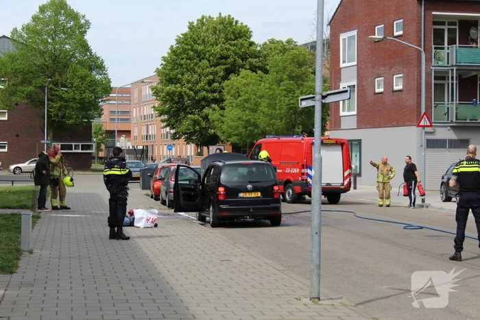 Motorcompartiment van auto vliegt in brand