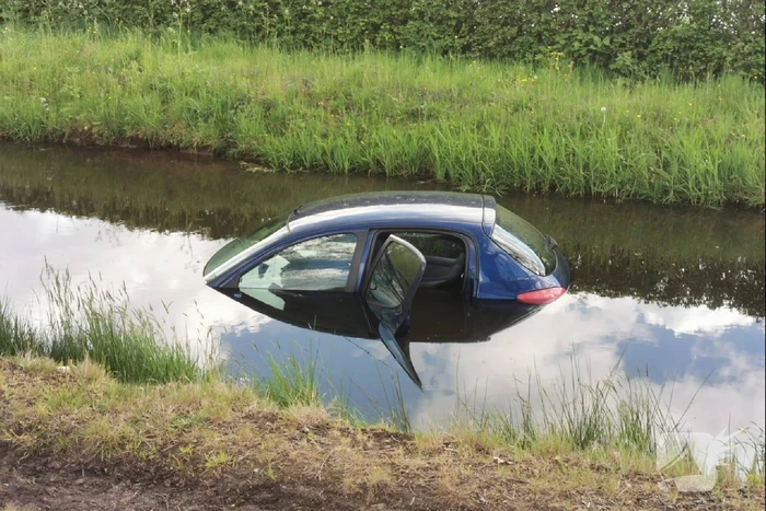 Auto te water, bestuurder haalt nat pak