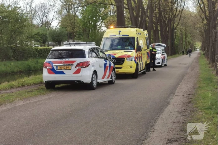 Auto te water, bestuurder haalt nat pak