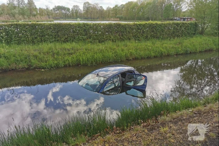 Auto te water, bestuurder haalt nat pak