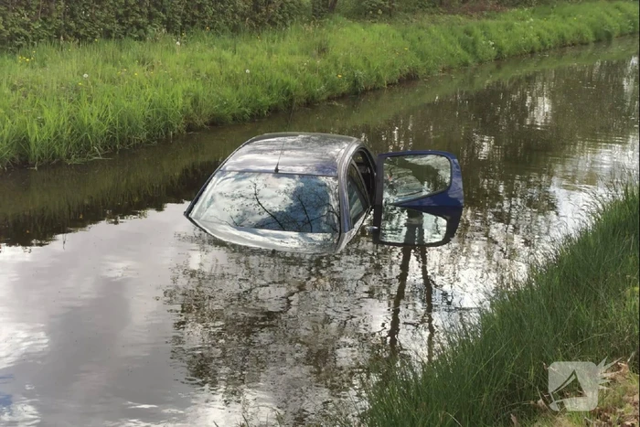 Auto te water, bestuurder haalt nat pak