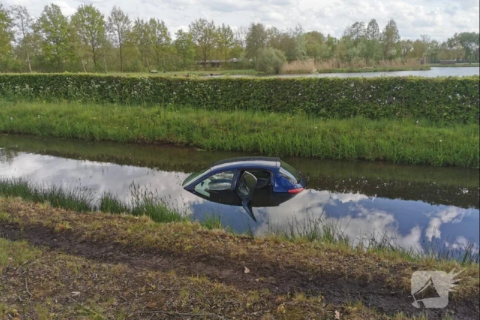 Auto te water, bestuurder haalt nat pak