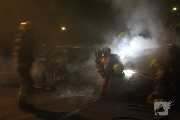Tweetal auto's verwoest door brand