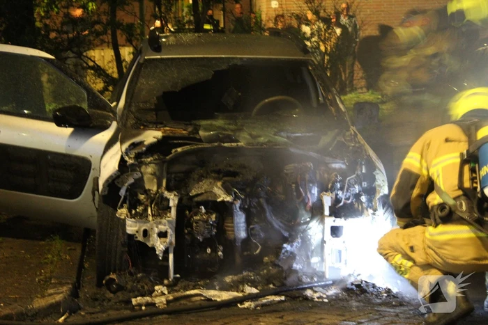 Tweetal auto's verwoest door brand