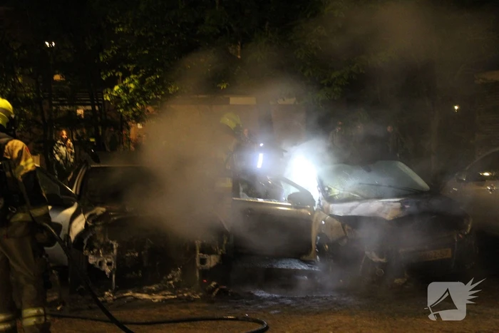 Tweetal auto's verwoest door brand