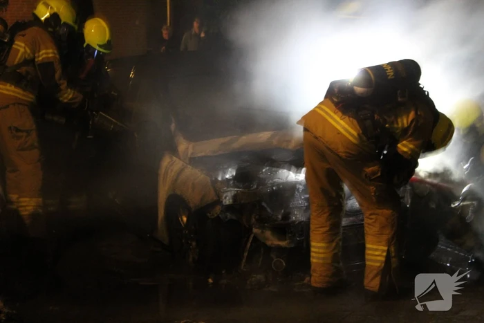 Tweetal auto's verwoest door brand