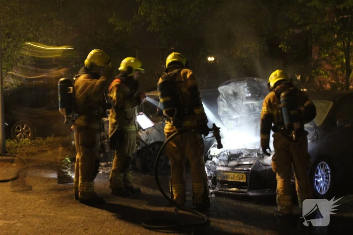 Tweetal auto's verwoest door brand