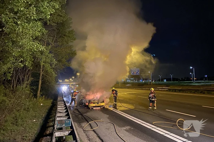 Auto volledig uitgebrand