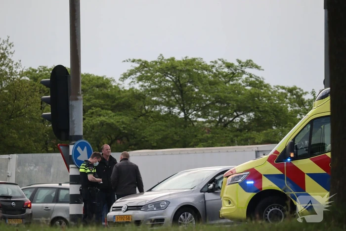 Twee personenwagens botsen op kruising