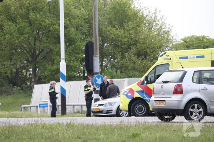 Twee personenwagens botsen op kruising
