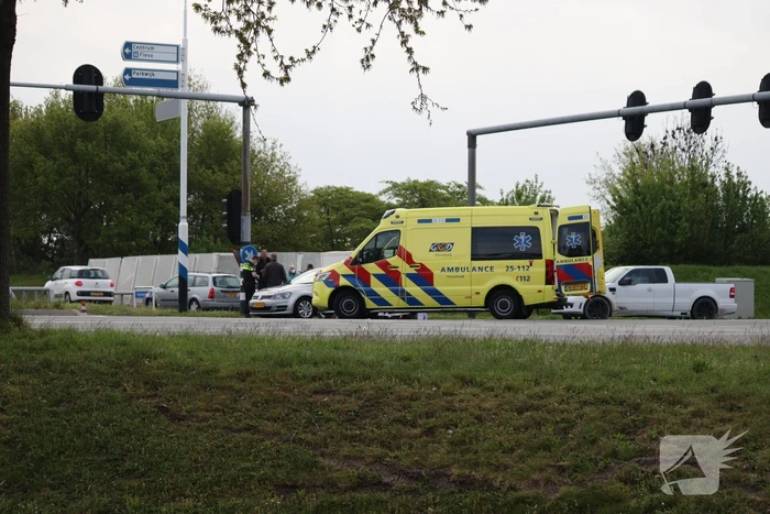 Twee personenwagens botsen op kruising