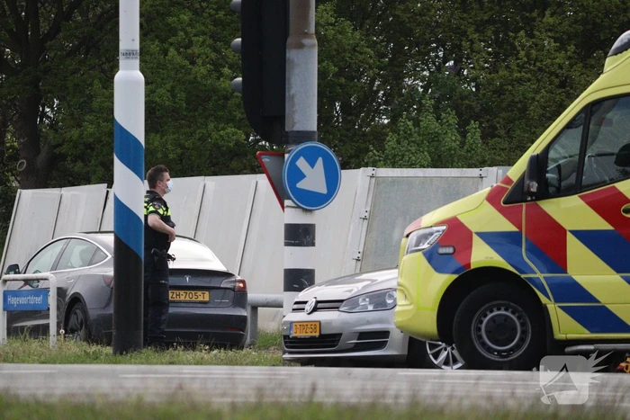 Twee personenwagens botsen op kruising