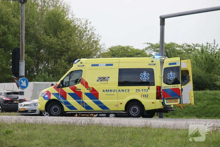 Twee personenwagens botsen op kruising