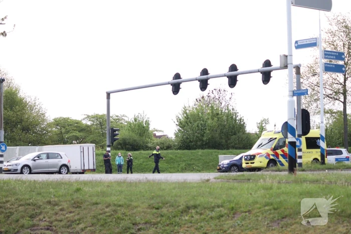 Twee personenwagens botsen op kruising