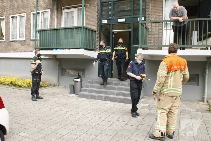 Onderzoek naar vreemde lucht in portiekflat