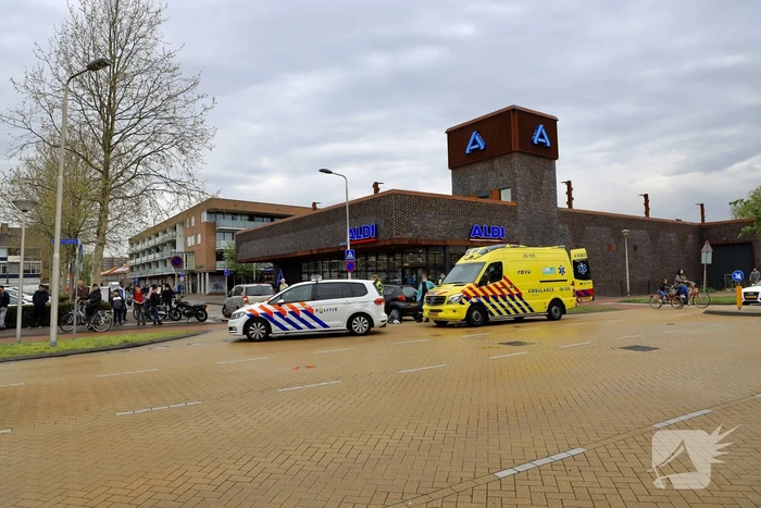 Afslaande automobilist botst op brommerrijder