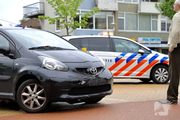 Afslaande automobilist botst op brommerrijder
