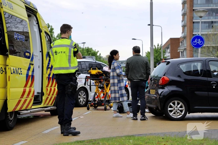 Afslaande automobilist botst op brommerrijder
