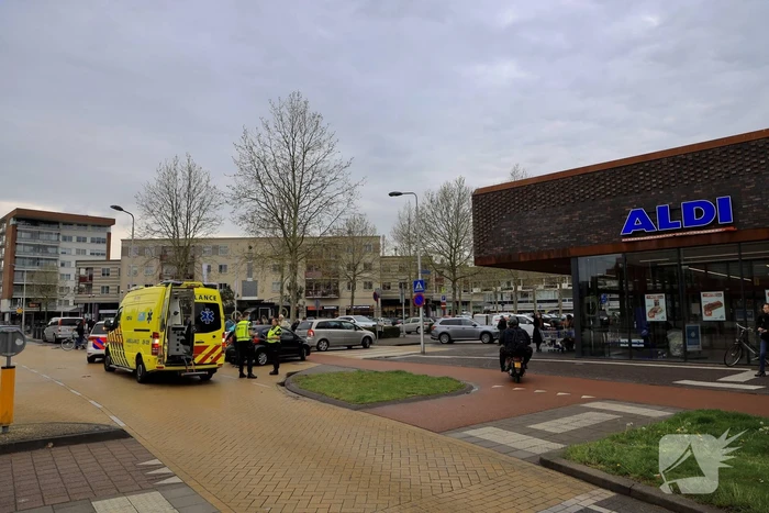 Afslaande automobilist botst op brommerrijder