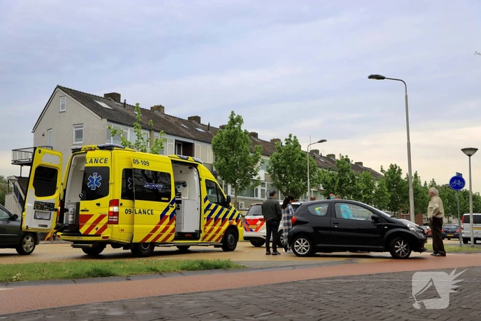 Afslaande automobilist botst op brommerrijder