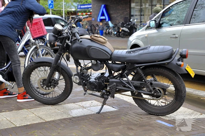Afslaande automobilist botst op brommerrijder