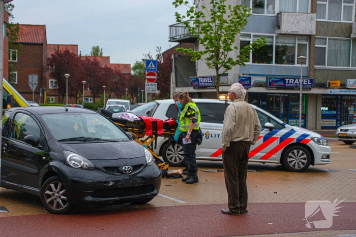 Afslaande automobilist botst op brommerrijder
