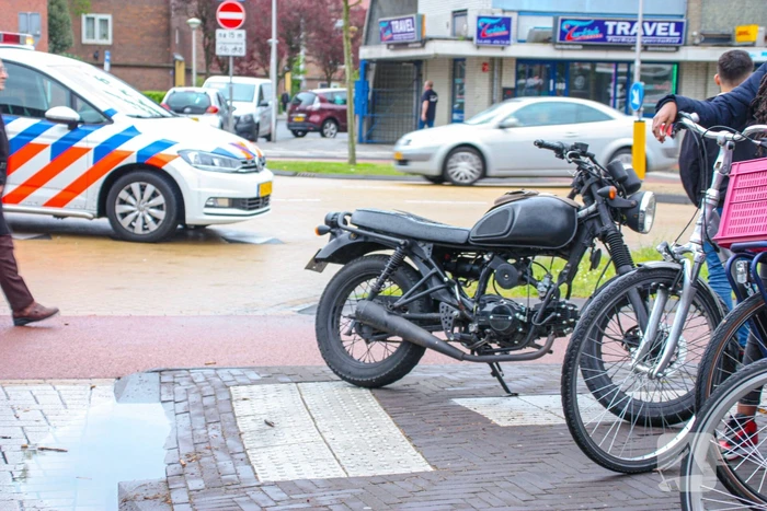 Afslaande automobilist botst op brommerrijder