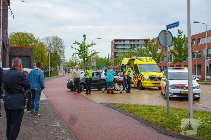 Afslaande automobilist botst op brommerrijder