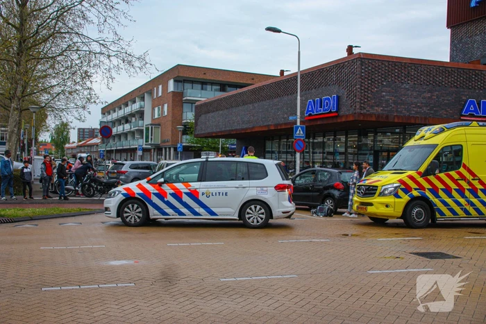 Afslaande automobilist botst op brommerrijder