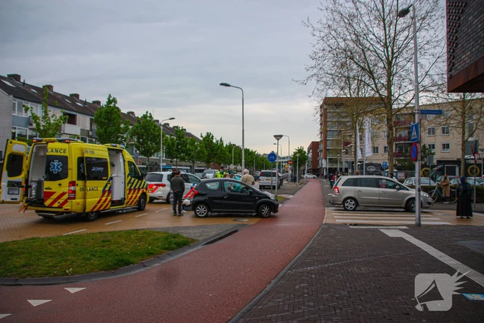Afslaande automobilist botst op brommerrijder