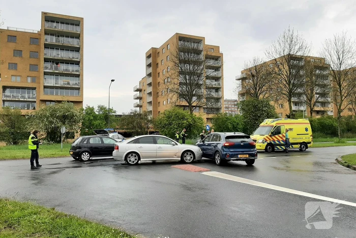 Ongeval tussen drie auto's op kruising