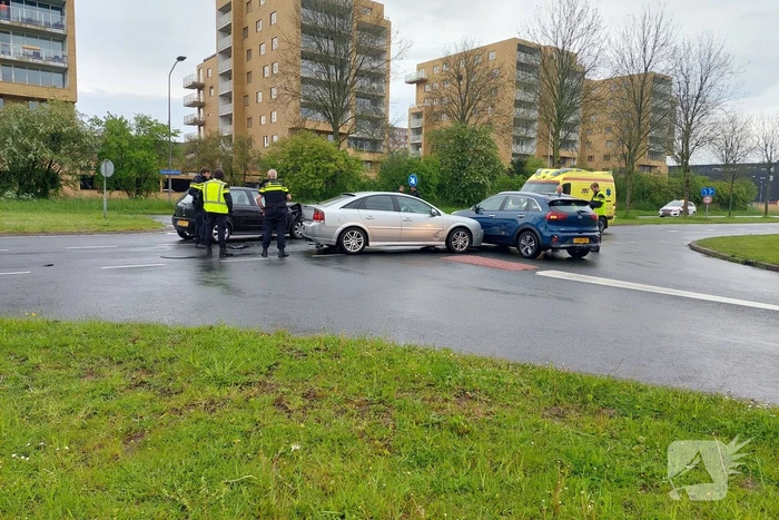 Ongeval tussen drie auto's op kruising