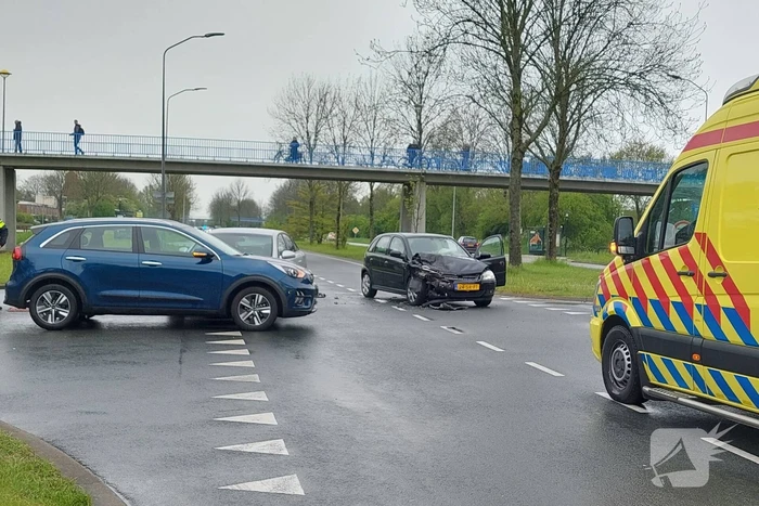 Ongeval tussen drie auto's op kruising