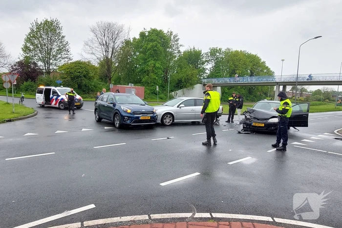 Ongeval tussen drie auto's op kruising