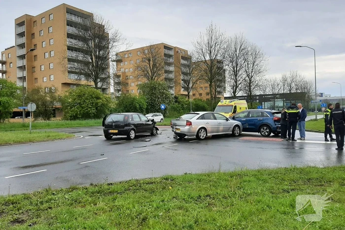 Ongeval tussen drie auto's op kruising